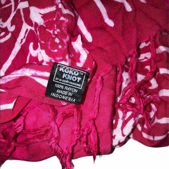 Koko Knot pink dolphin beach wrap - Picture 3 of 4